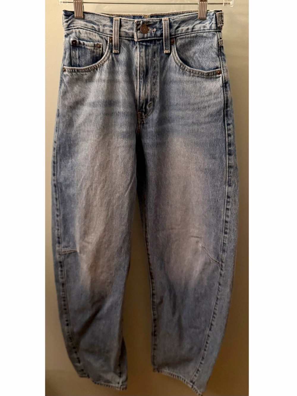 Levi’s Women’s Cinch Barrel Light Wash Jeans Waist 24” x Inseam 30.5”